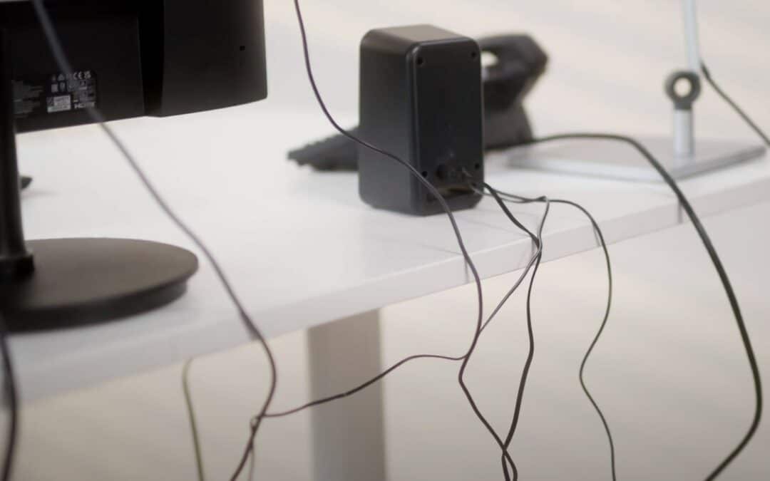 Kabel­ma­nage­ment am Schreib­tisch: Tipps und Tricks für eine auf­ge­räum­te Arbeits­um­ge­bung