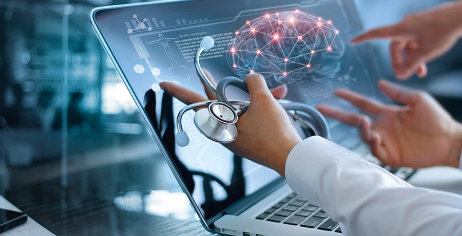 Künstliche Intelligenz im Gesundheitswesen, Mediziner am Laptop
