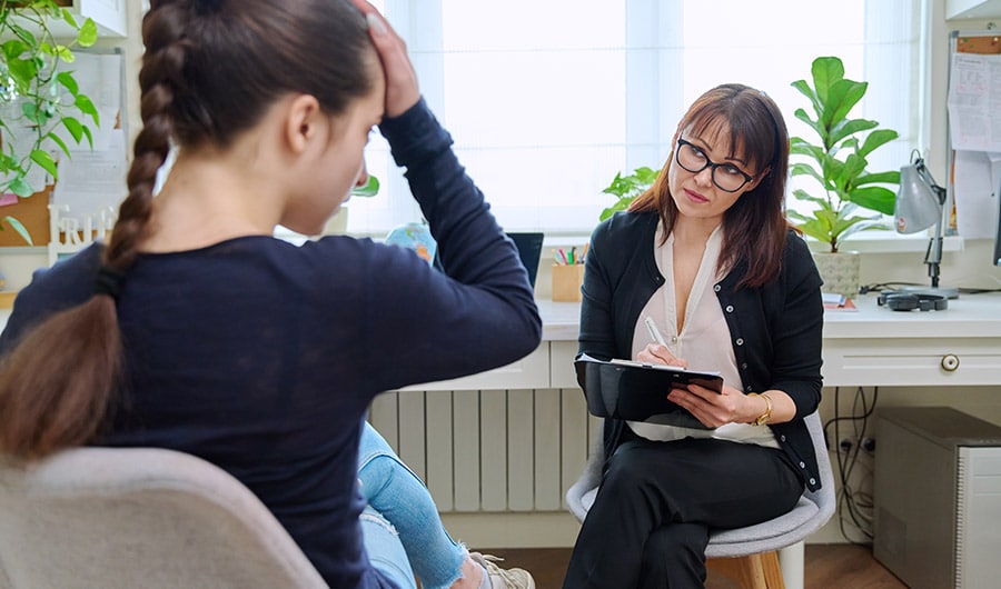 Betriebliches Gesundheitsmanagement: Zwei Frauen im Beratungsgespräch