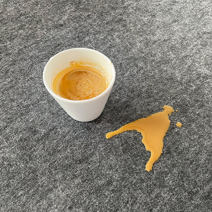 Kaffeefleck dringt nicht in Tischplatte ein