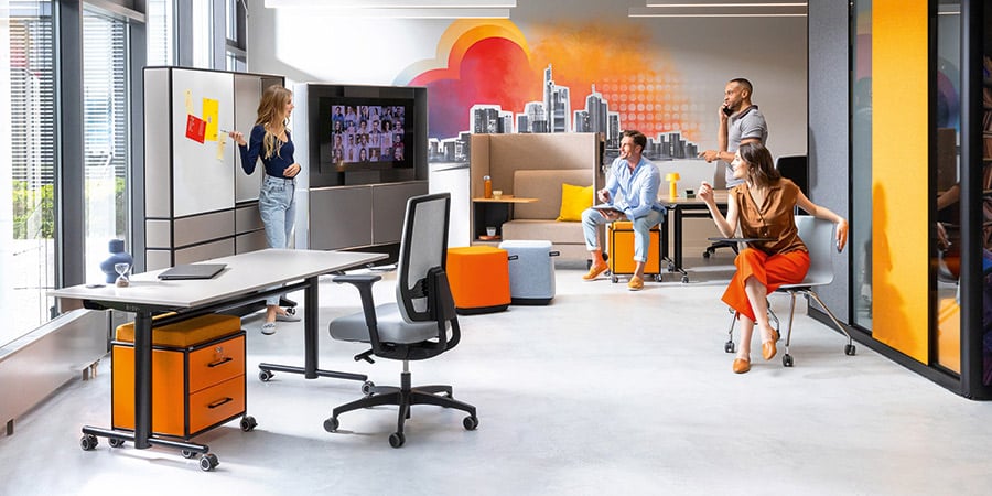 Bürogestaltung mit bunten und  flexiblen Büromöbeln