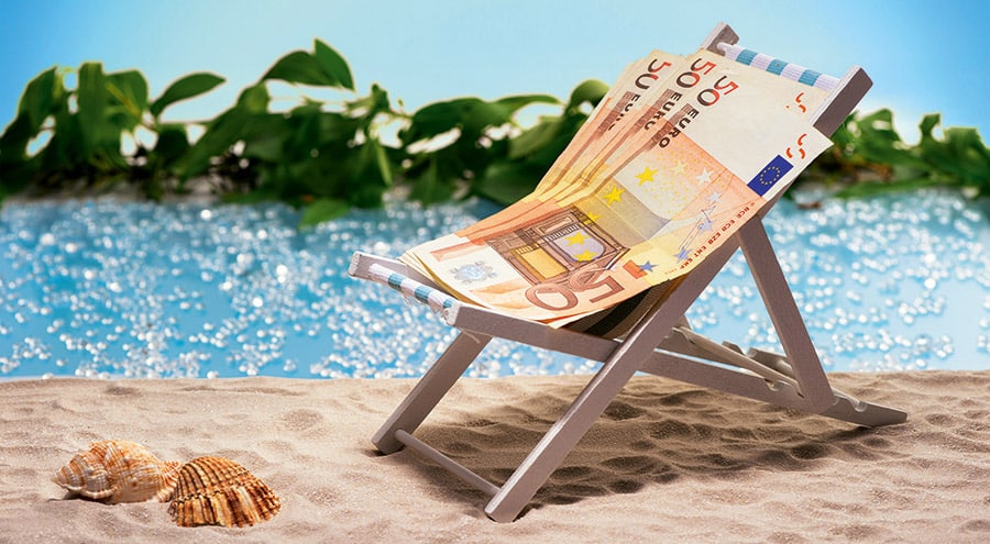 Miniatur-Liegestuhl am Strand mit 50- Euro-Scheinen